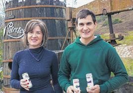 Ainara y Argoitz Otaño, con las nuevas latas de Petritegi.