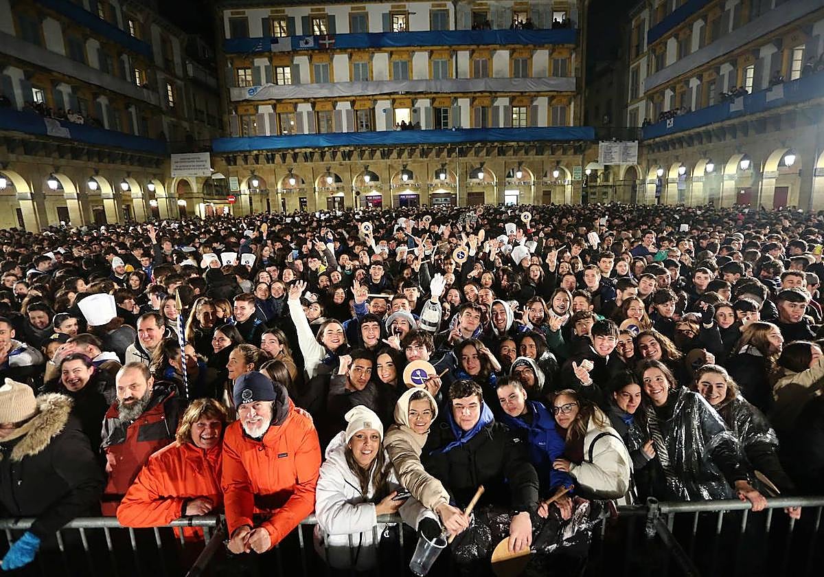 Donostiarras en la plaza de la Constitución el Día de San Sebastián de 2023.