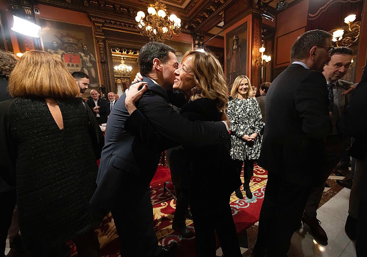 Pradales abraza a la diputada general, Eider Mendoza, el pasado viernes en Donostia.
