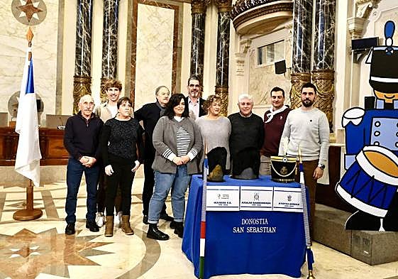 Goia e Insausti, con representantes de las tamborradas homenajeadas.