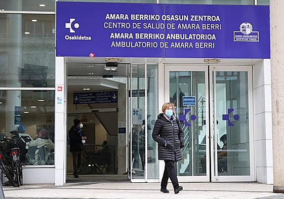 Una mujer sale del centro de salud de Amara Berri con la mascarilla.