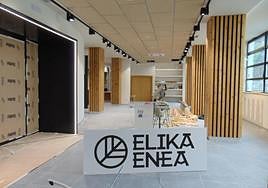 Área central junto al acceso, y al fondo la zona de cocina, almacenamiento e instalaciones.