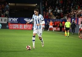 qZakharyan conduce el balón desde el costado izquierdo, contra Osasuna.