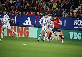 Urko González de Zarate disputa un balón con Ante Budimir.