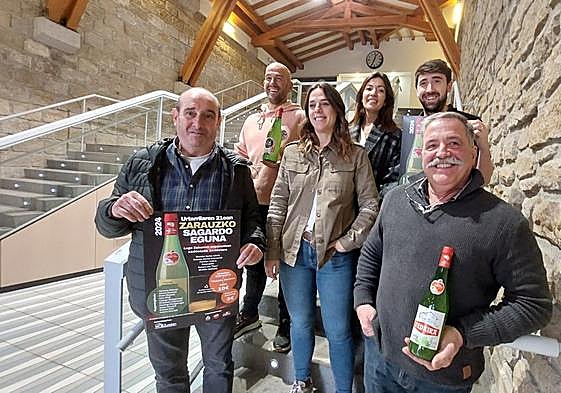 Presentación de la Sagardo Eguna de este próximo domingo, ayer al mediodía en Merkatu Plaza.