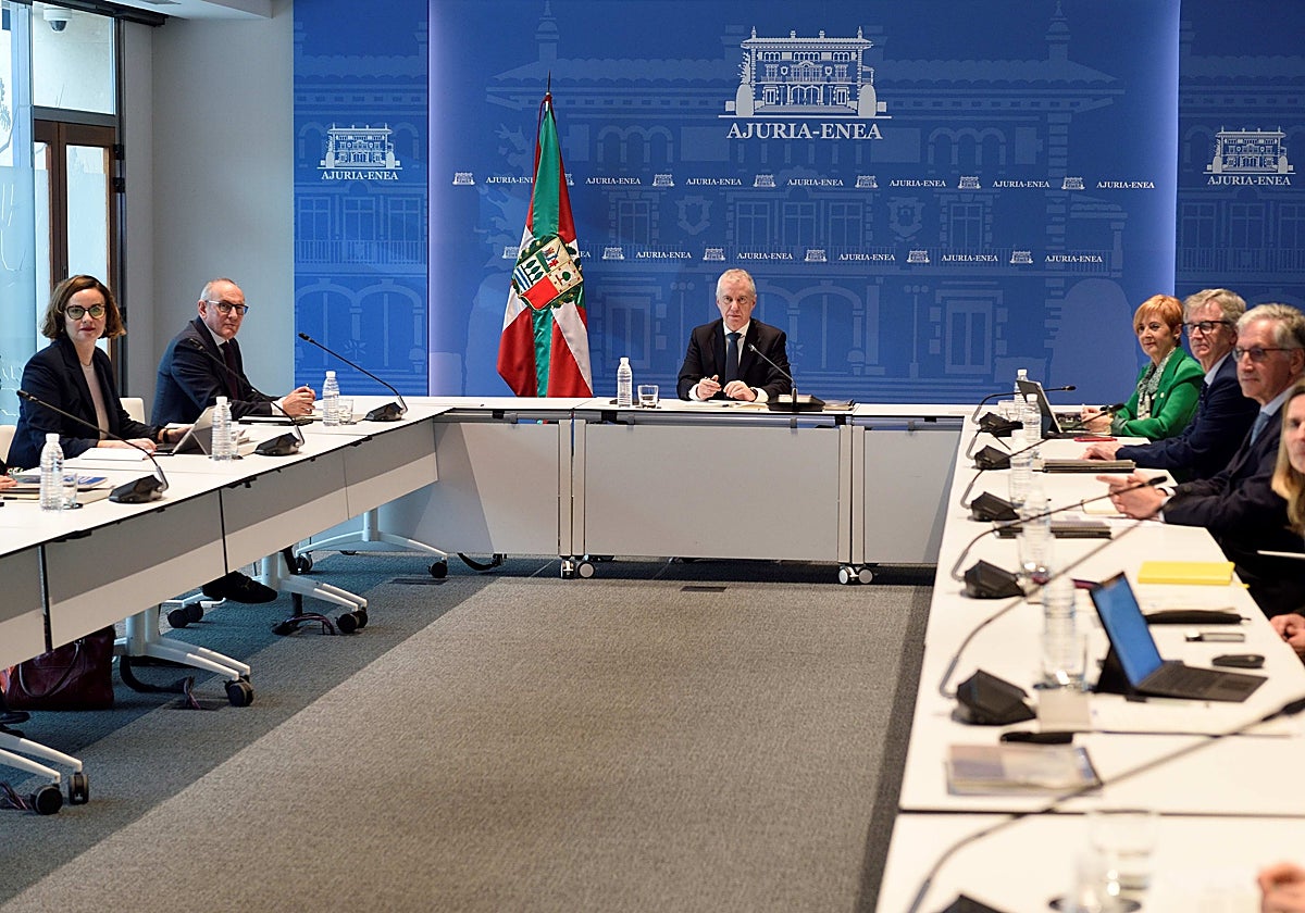 El lehendakari comparte con las instituciones vascas el cuaderno Euskadi 2040.