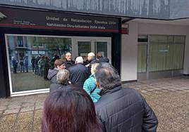 Pensionistas y jubilados hacen cola en la Seguridad Social en Tolosa para reclamar su vida laboral.