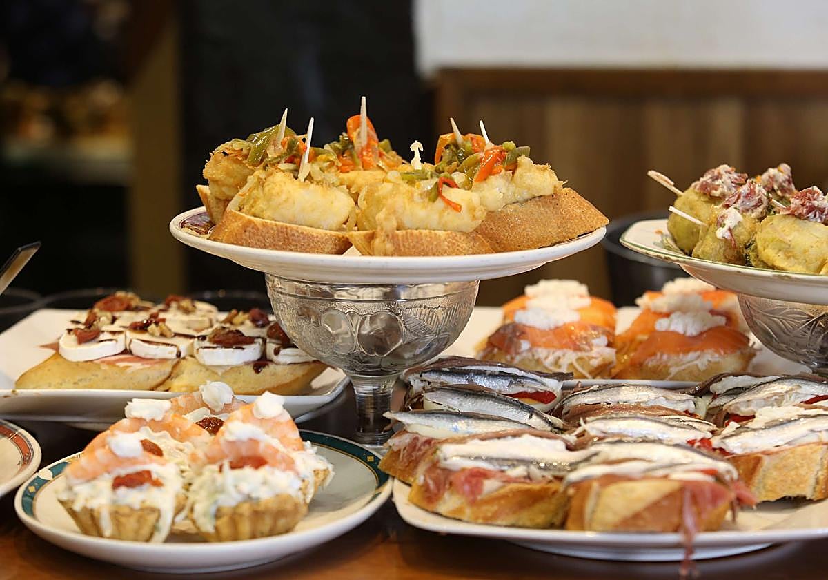Barra de pintxos en un bar de San Sebastián.