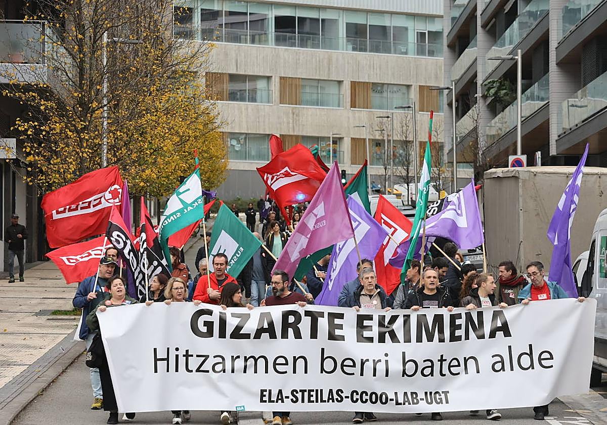 Protesta de los profesores en huelga de los centros de iniciativa social este miércoles en San Sebastián.