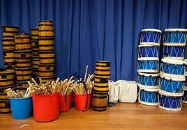 Tambores y barriles apilados en una sociedad. Mañana retumbarán por toda la ciudad