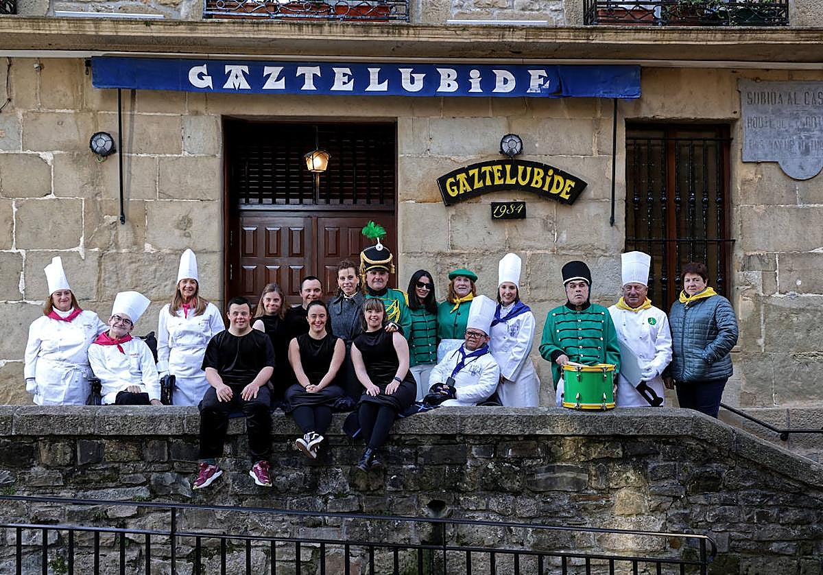 Karmele Zabaleta, Xabier Madina, Eugenia Fournier, Aitor Manterola,Nerea Astarbe, Alex Santesteban, Ainhoa Bacaicoa, Isabel Verdini, Idoia Machimbarrena, Fernando Arrieta, Andrea Parte, Pilar Salaverria, Patxi Iriondo, Lucía Garay, Imanol San Julián, Juan Luis Andueza y Marisol Zubieta posan en el exterior de la sociedad Gaztelubide. Todos ellos serán protagonistas de una fiesta inclusiva que quieren celebrar por todo lo alto