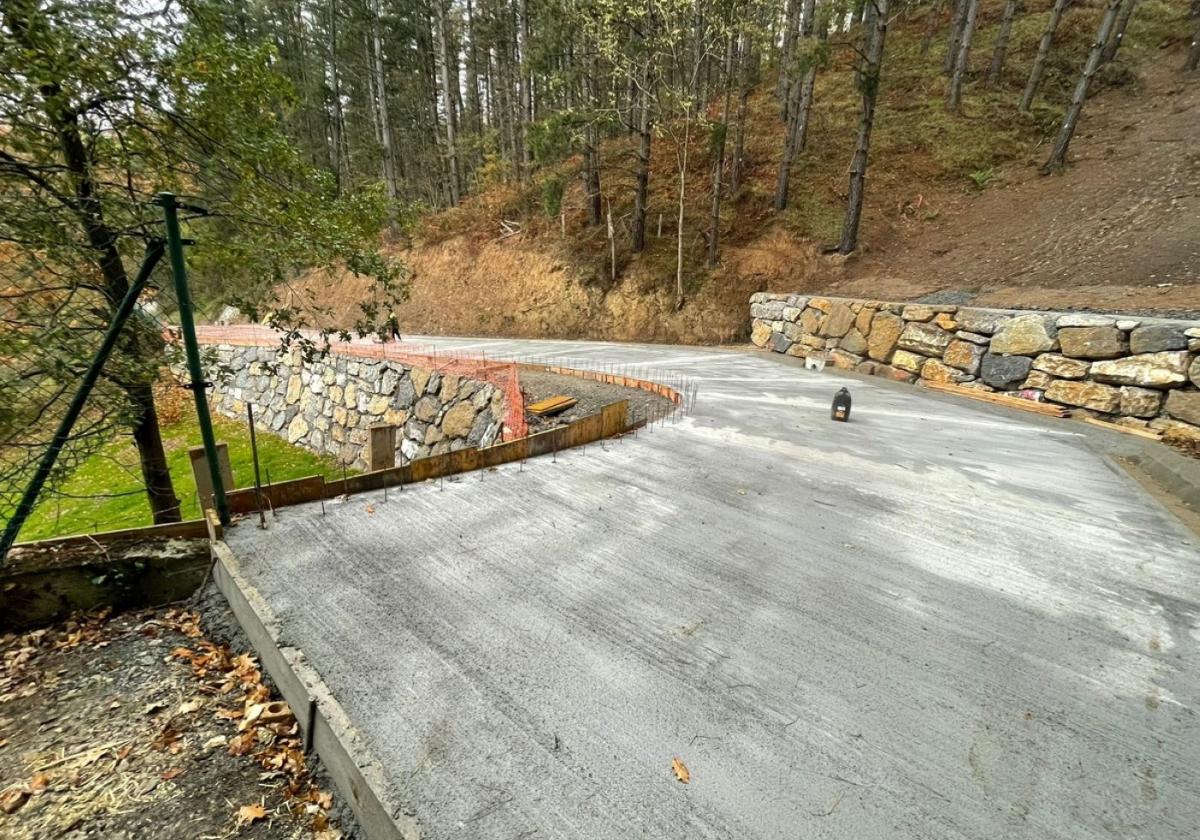 Una de las dos escolleras construidas en la zona para la contención de la ladera y reposición del camino.