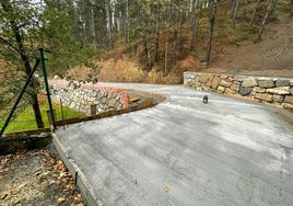 Una de las dos escolleras construidas en la zona para la contención de la ladera y reposición del camino.