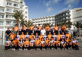 Los equipos Euskaltel y LaboralKutxa posan juntos en Altea.