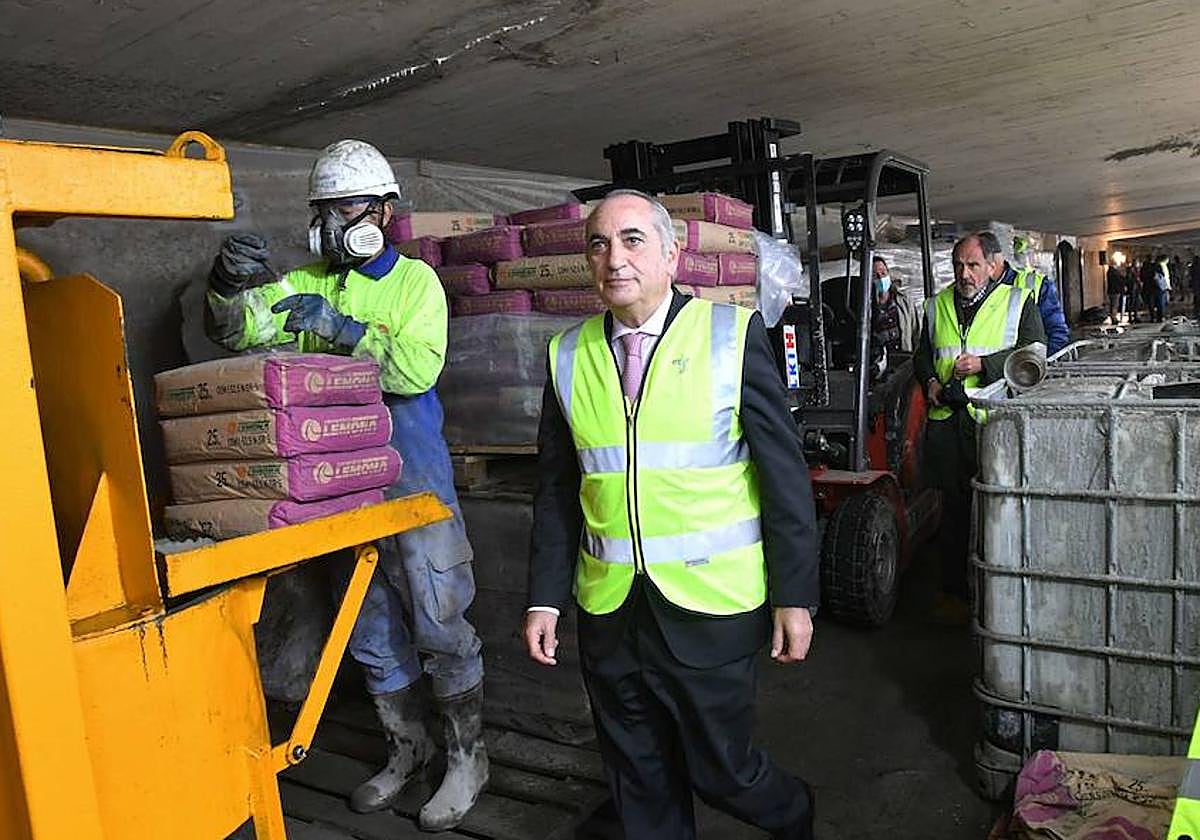 Obras del Topo. El consejero de Transportes, Iñaki Arriola, en una visita a las obras de la pasante ferroviaria que se ejecutan en la capital donostiarra