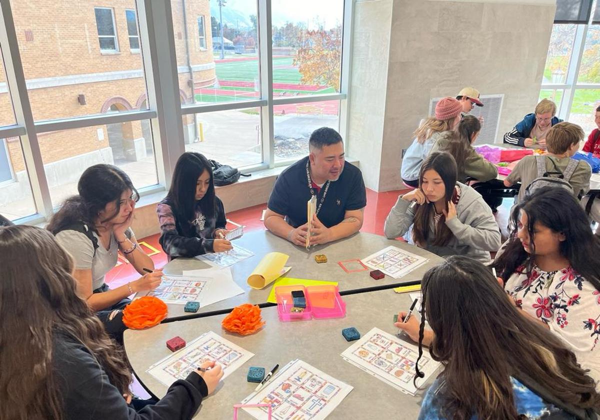 Imagen principal - Los alumnos de Josune Labandibar, en dinámicas de clase con el material que ella misma ha preparado para sus lecciones.