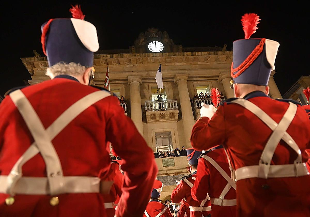 La Unión Artesana en la Arriada de la bandera que pone fin a la fiesta