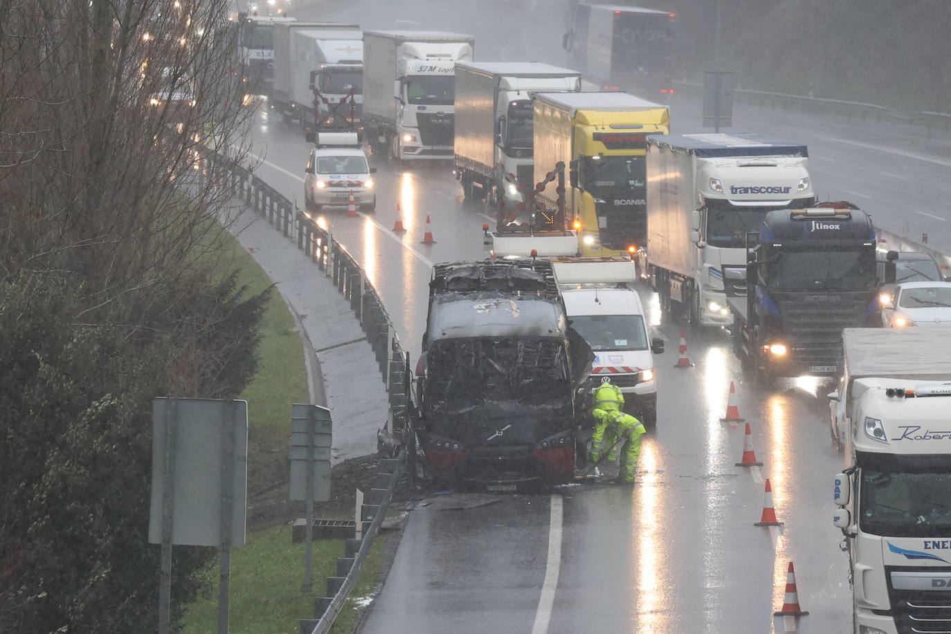 Así ha quedado el autobús incendiado en Orio