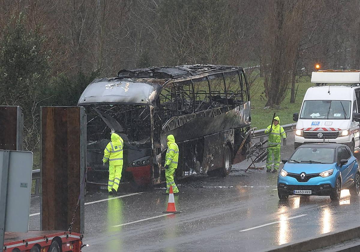 Así ha quedado el autobús incendiado en Orio