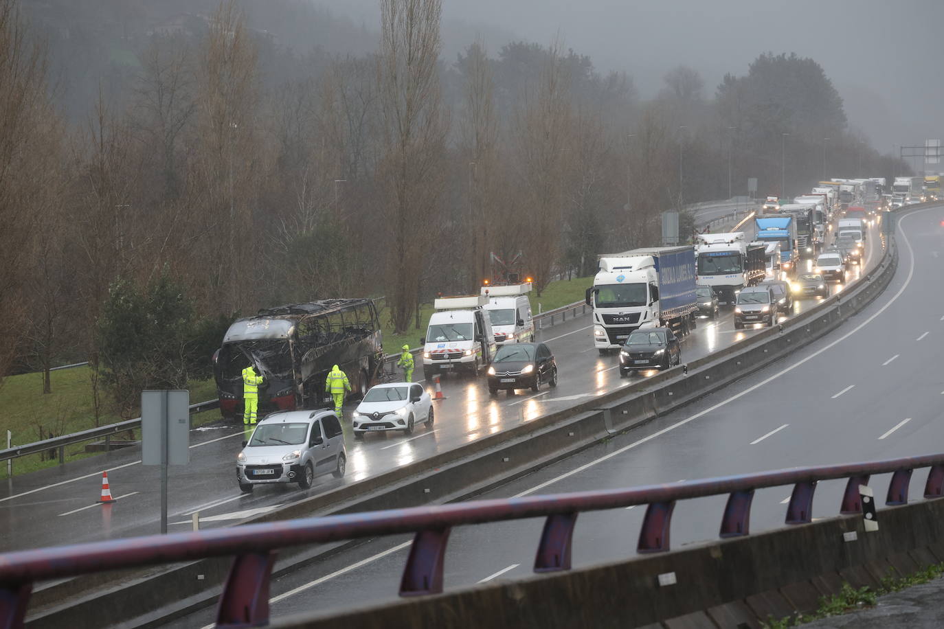Así ha quedado el autobús incendiado en Orio