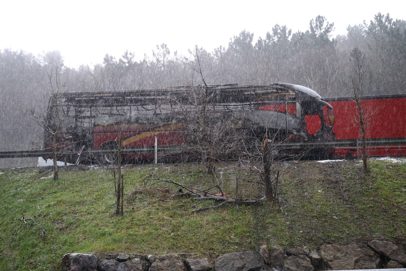 Así ha quedado el autobús incendiado en Orio