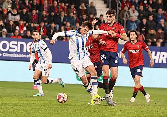 Catena agarra a Le Normad, que cae dentro del área.