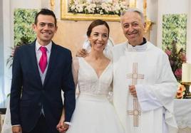 El cura en el día de la boda de una pareja.