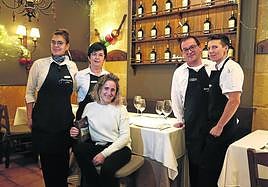 El equipo del reputado Gandarias, en el comedor del restaurante.