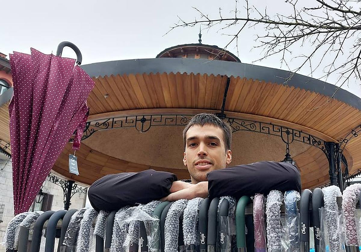 Aitor Exposito guardasol artean eta kioskoaren aurrean, hainbat trikitilari pasa den lekuan. Hala ere, aterkiak, argazkirako bakarrik!