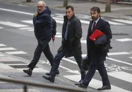 El ex sumiller de Mugaritz, Guillermo Cruz (c), a su llegada a la primera sesión del juicio en el que se le acusa de robar botellas de la bodega del restaurante del cocinero Andoni Luis Aduriz