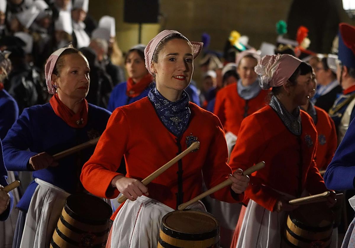 Hoy se cumplen 25 años de la primera Izada con invitados de otras compañías sin distinción de sexo. Esta noche, en el tablado habrá 55 mujeres que acompañena Gaztelubide.