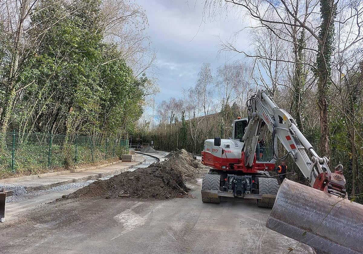 Las actuaciones han comenzado por la intervención que reformará el parking del parque ecológico, extendiéndolo al otro lado de la carretera de acceso a Plaiaundi, la calle Pier Loti, en una parcela que hay a la entrada junto al talud de la variante.
