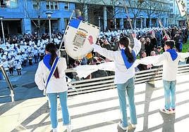 Los centros escolares de Santa Teresa, Jesuitinas y Larramendi, en proceso de unificación en un solo colegio, han tocado juntos en la plaza José María Sert.