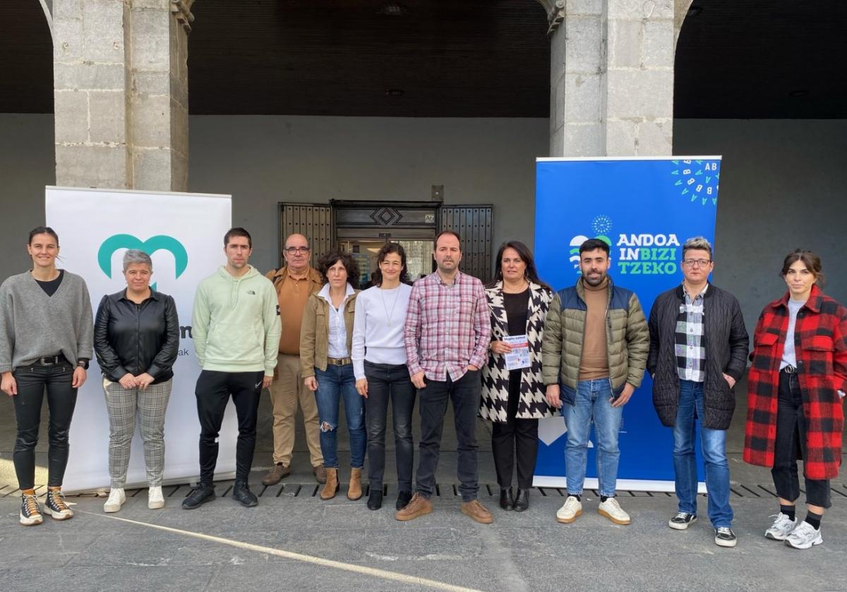 Representantes del Ayuntamiento de Andoain, Mugiment, la Dirección de Salud Pública del Gobierno Vasco y el Departamento de Deportes de la Diputación Foral de Gipuzkoa y Ion Leonet, encargado del servicio Mugitu Zaitez!