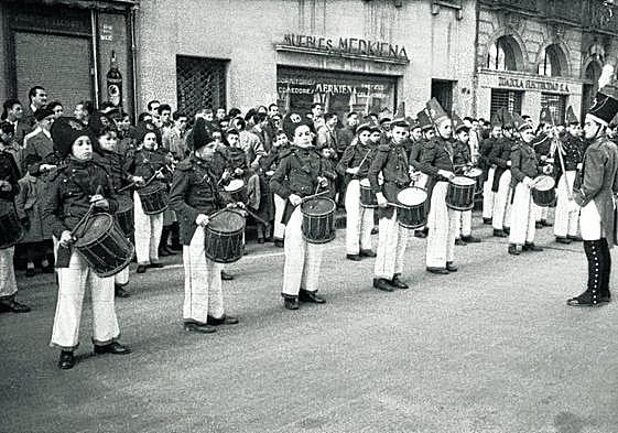 La Tamborrada Infantil, aún sólo de Euskal Billera, en los años 50.