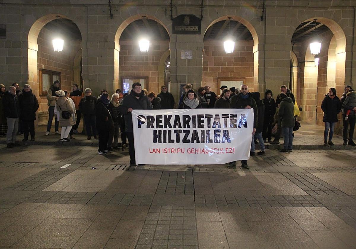 Ciudadanos de Errenteria se han concrentado este viernes ante el ayuntamiento para denunciar el accidente mortal.