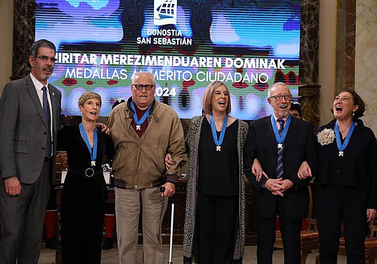 Foto de familia de los galardonados con la Medalla al Mérito Ciudadano 2024.