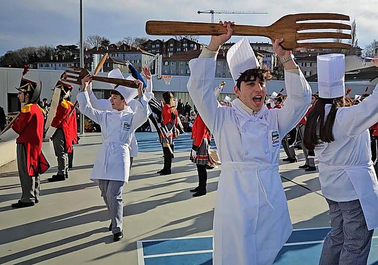 Los cocineros de Aldapeta María Ikastetxea han repartido alegría y buen humor junto al resto de compañeros de 2º de Bachillerato.