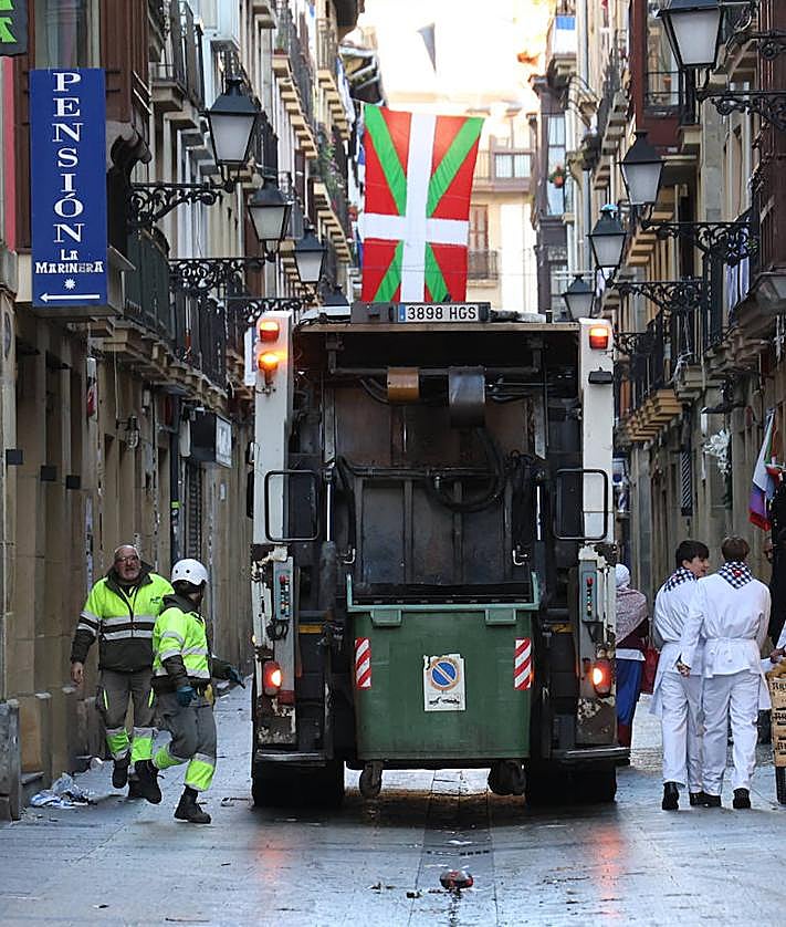 Imagen secundaria 2 - Desperdicios de todo tipo en la Parte Vieja, con los servicios de limpieza trabajando en limpiar cuanto antes las calles.