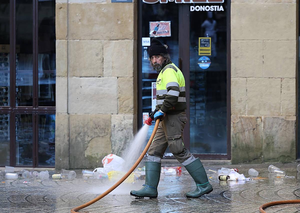 Imagen secundaria 1 - Desperdicios de todo tipo en la Parte Vieja, con los servicios de limpieza trabajando en limpiar cuanto antes las calles.
