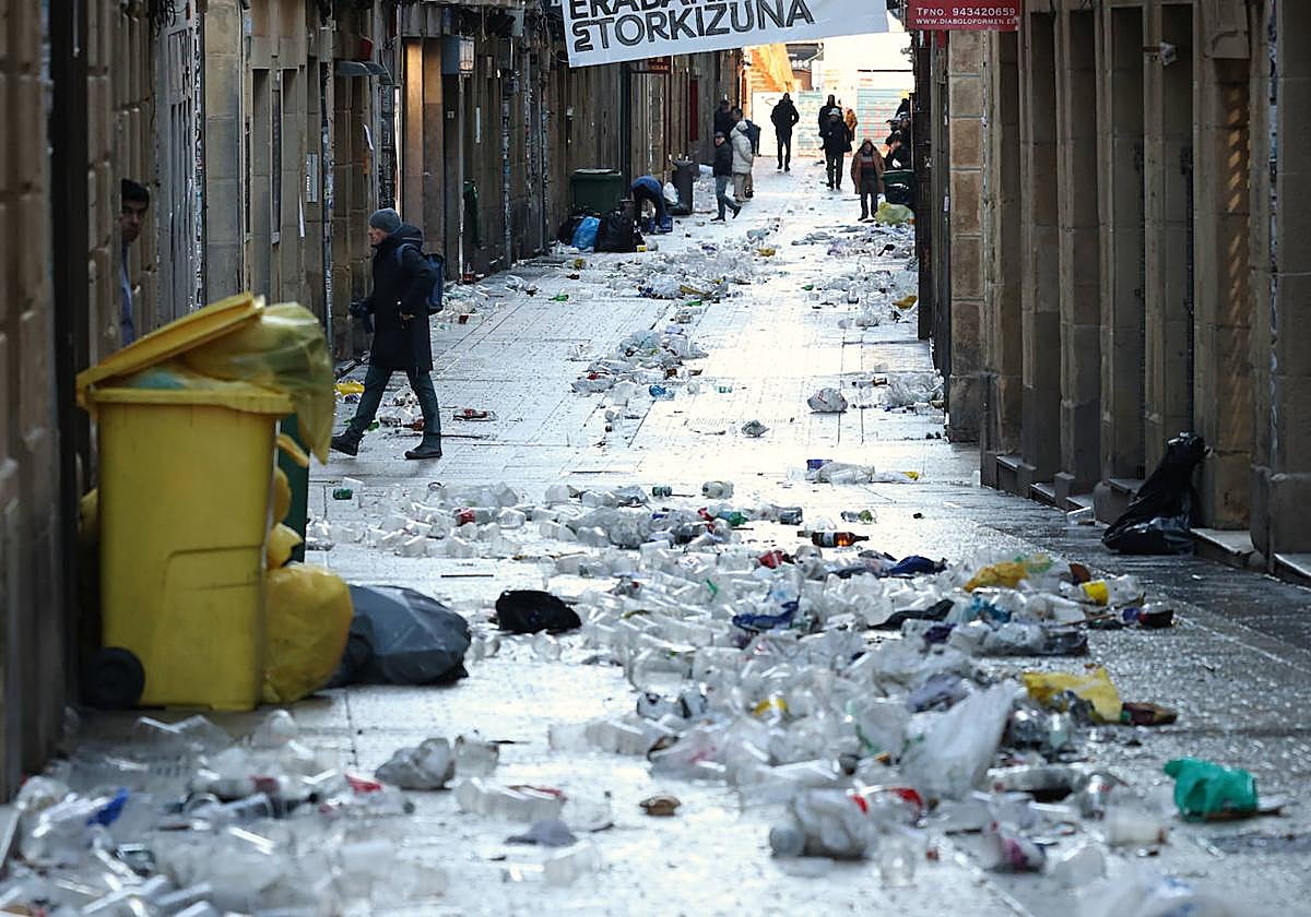 Basura acumulada en la Parte Vieja de Donostia al amanecer en el día de San Sebastián.
