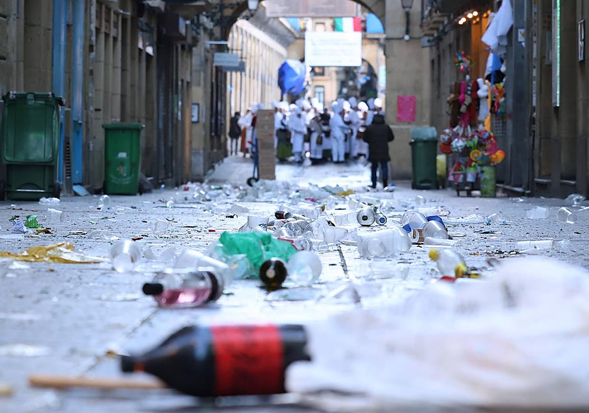 Imagen principal - Desperdicios de todo tipo en la Parte Vieja, con los servicios de limpieza trabajando en limpiar cuanto antes las calles.