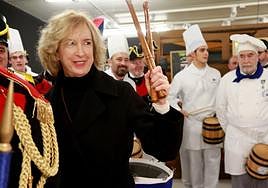 La viuda de Gregorio Ordoñez, Ane Iríbar, agradece con los palillos en alto el homenaje en Aiete.