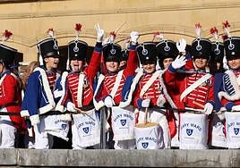 Tambores de Mary Ward saludan animosos mientras aguardan su turno de echarse a las calles en la terraza del Ayuntamiento.