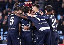 Los jugadores celebran el gol de Brais.
