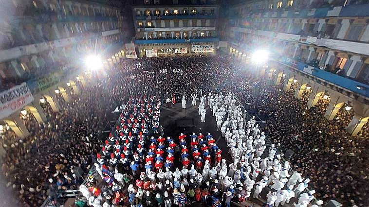 Revive la emoción de la Izada con la retransmisión íntegra de DV