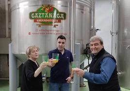 María Angeles,Axier y Ángel brindan con la nueva sidra ante las kupelas de Gaztañaga sagardotegia.