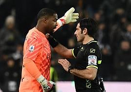 El portero del Milan, Mike Maignan, explica al árbitro del partido los insultos que estaba recibiendo desde la grada en Udine.