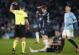 Aihen Muñoz, con cara de dolor tras lesionarse en el duelo de ayer sábado en Vigo.