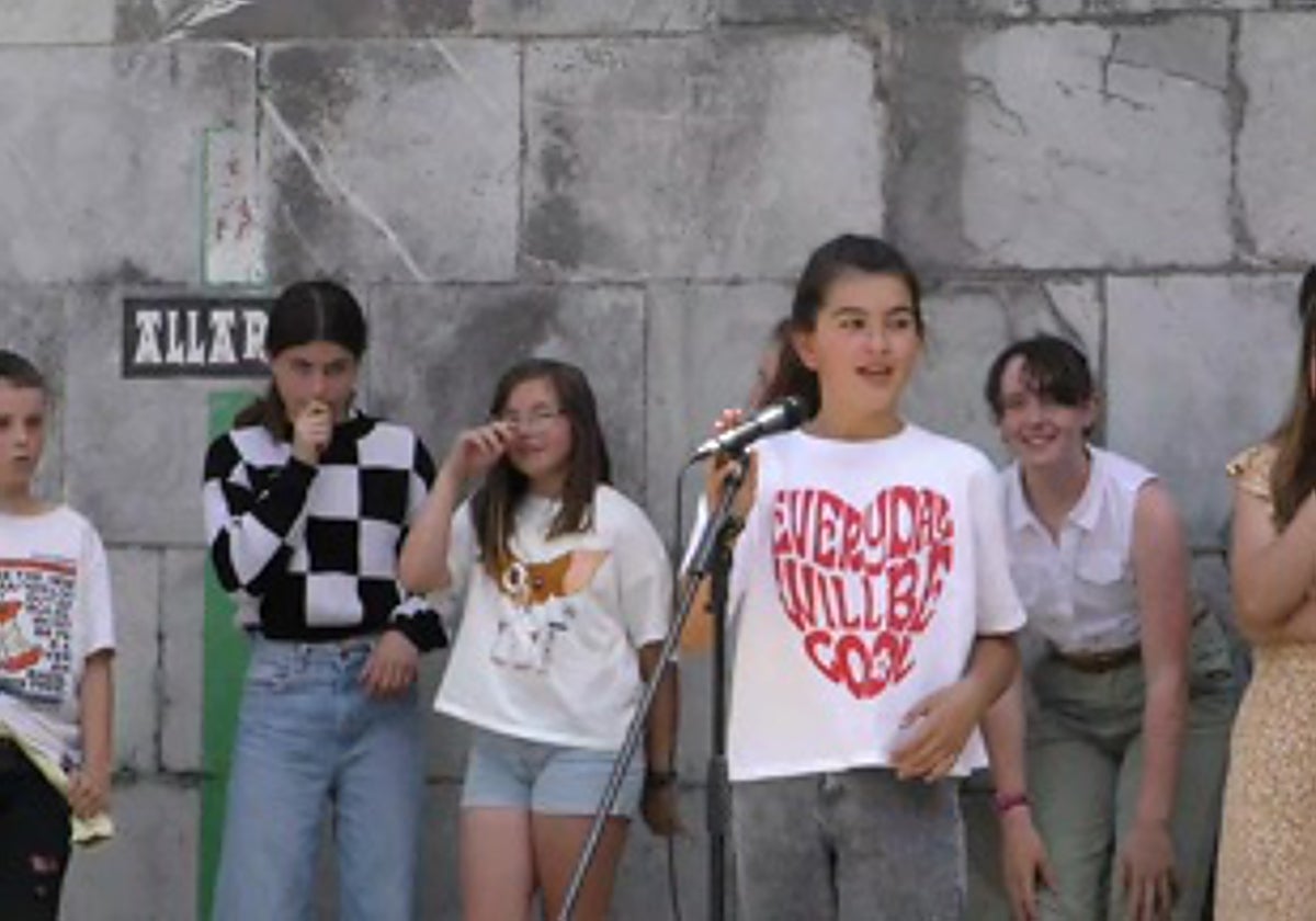 Gaztetxoentzat antolatzen diren jaialdi batean neska bat kantuan.